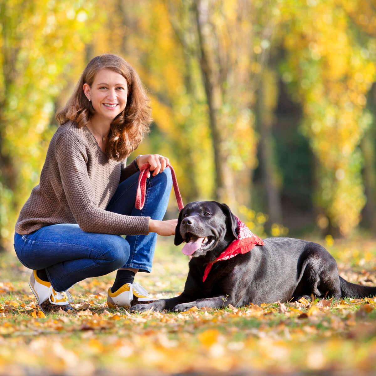 Ina Gießwein mit ihrem Hund im Herbstwald